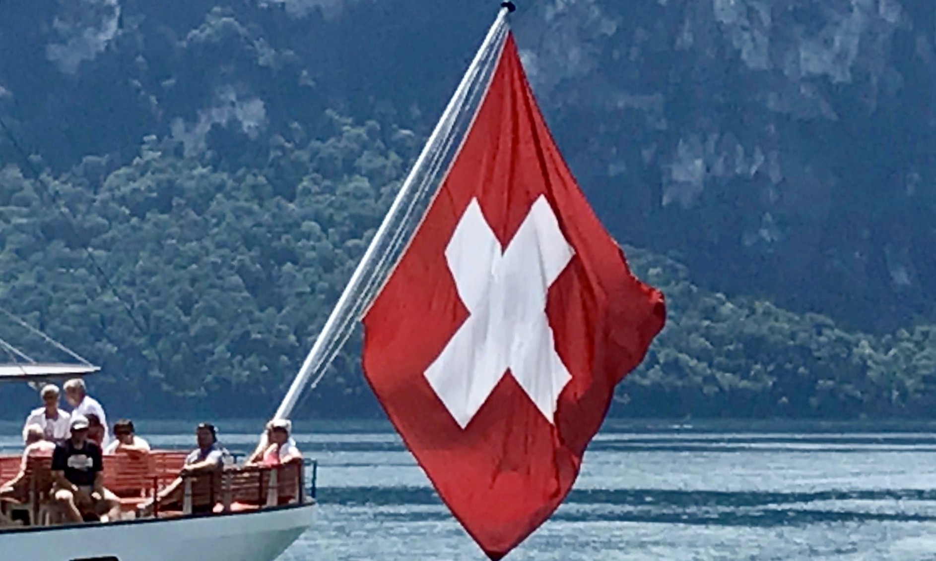 Schweizer Flagge am Raddampfer "Schiller" auf dem Vierwaldstättersee