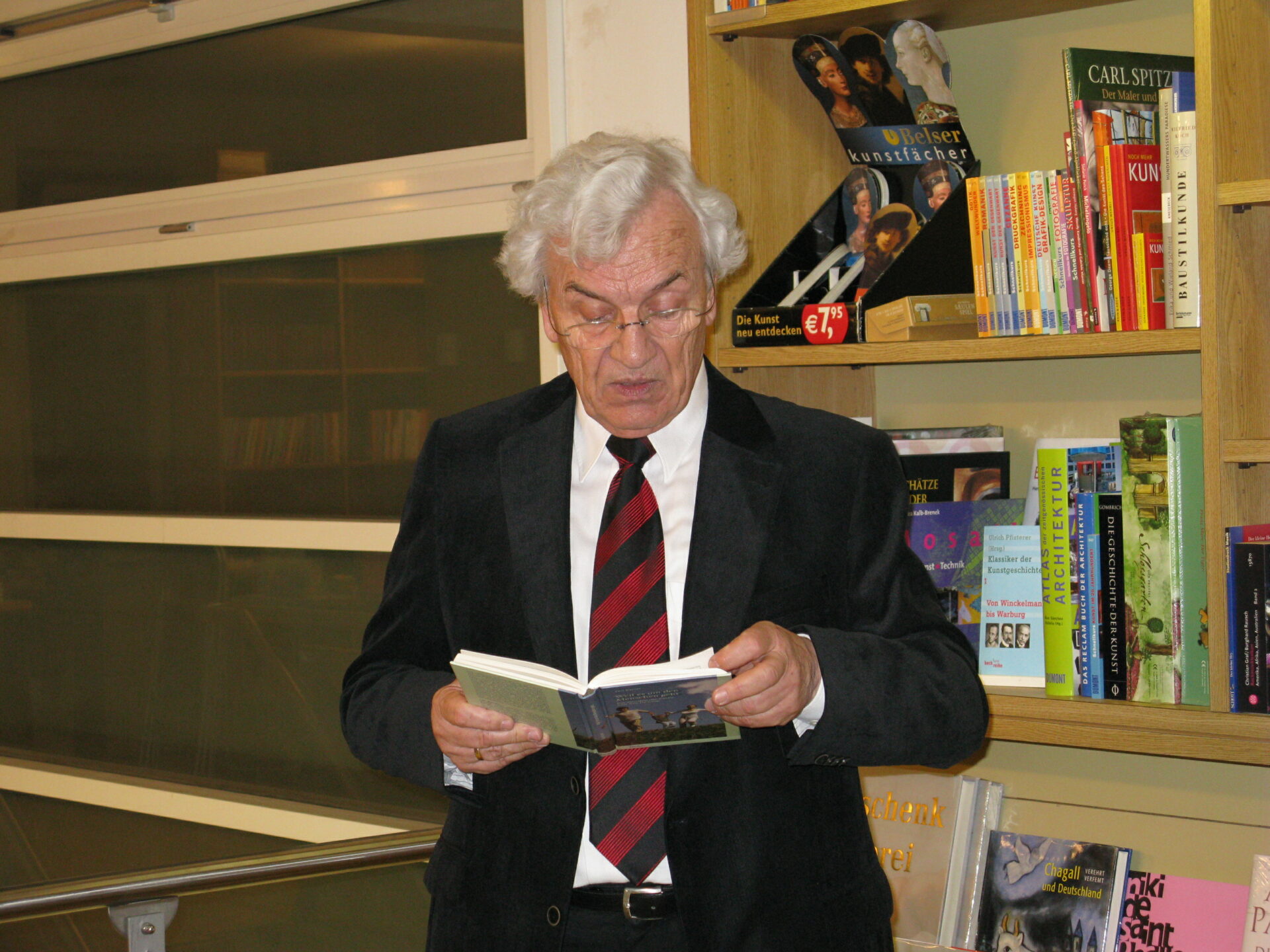 Leo Karrer an einer Buchvernissage in Freiburg  © Walter Ludin