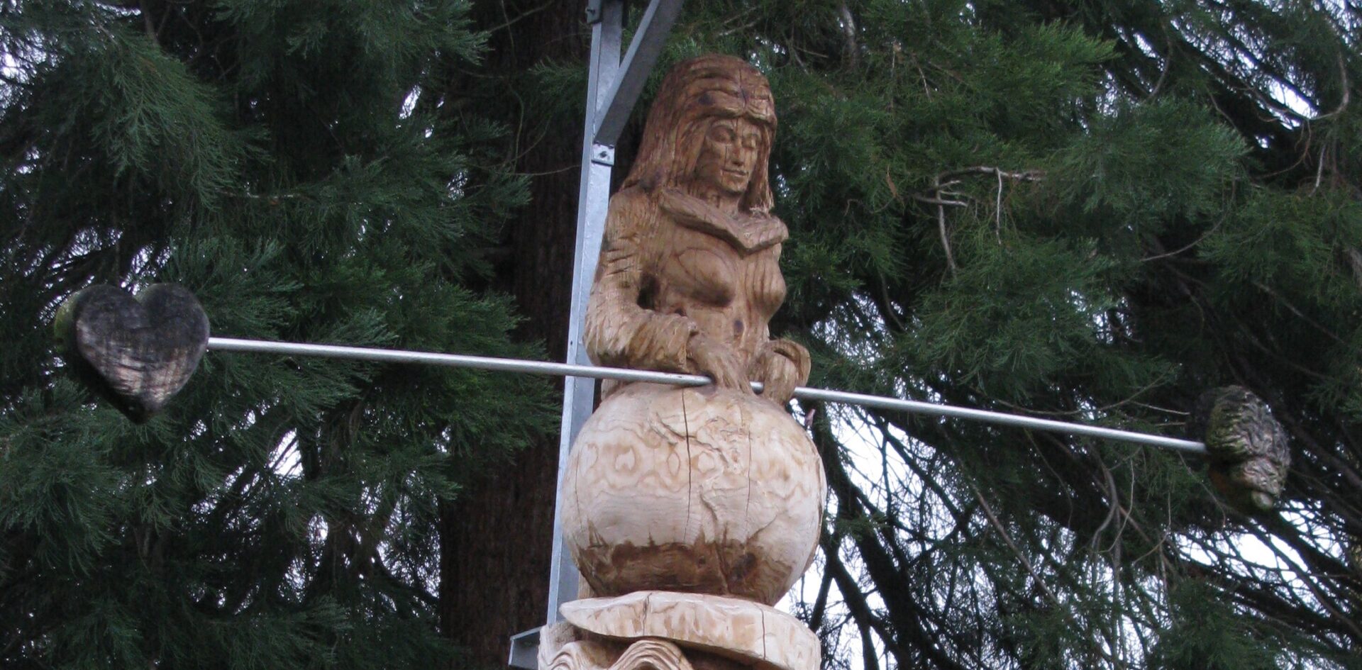 Frau Weisheit (Thomas Rees) balanciert Herz und Ratio aus. Bild: Wikimedia Commons