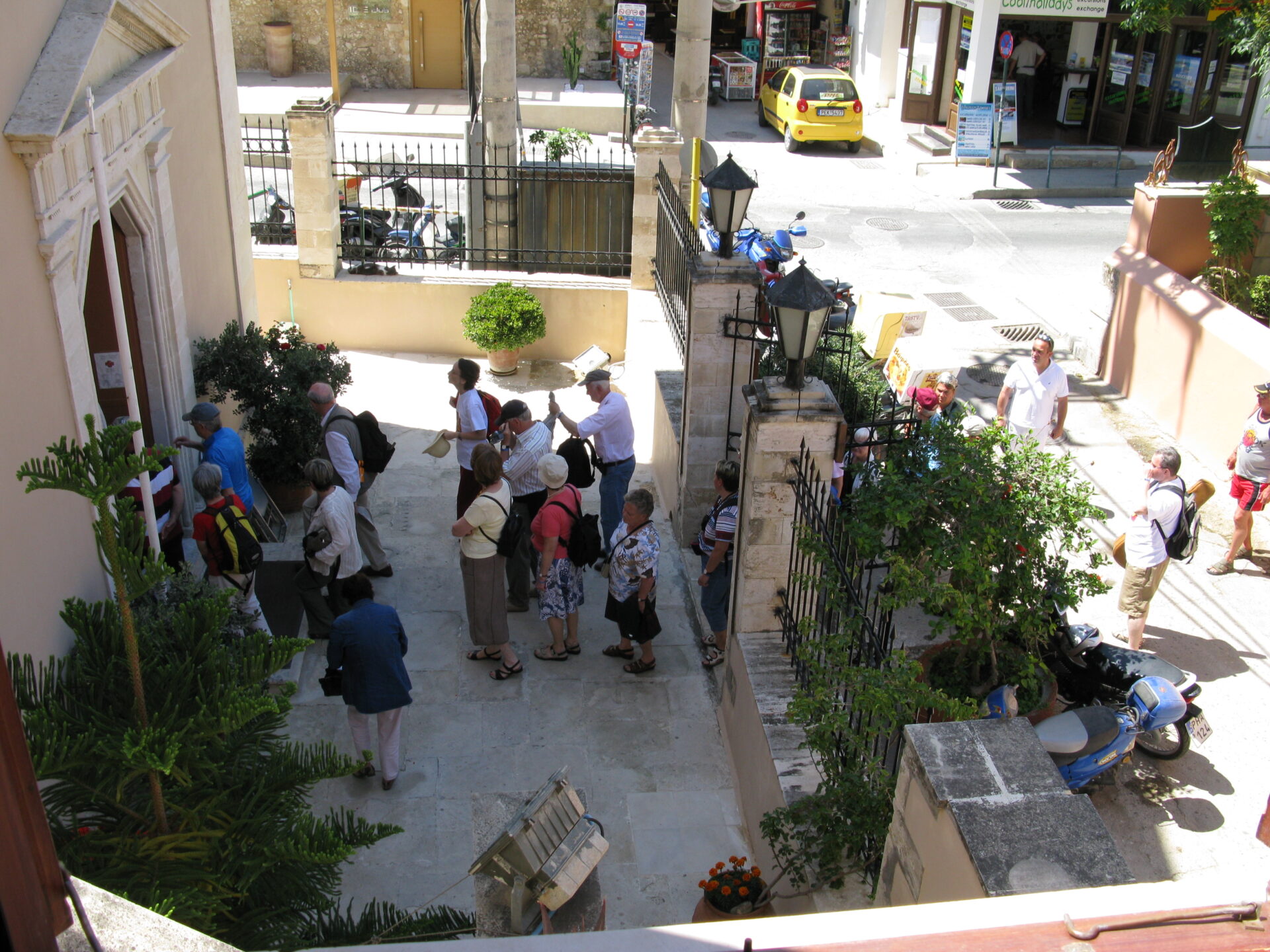Kirche schafft Gemeinschaft © Walter Ludin/Touristen vor der Kirche in Rethymnon, Kreta