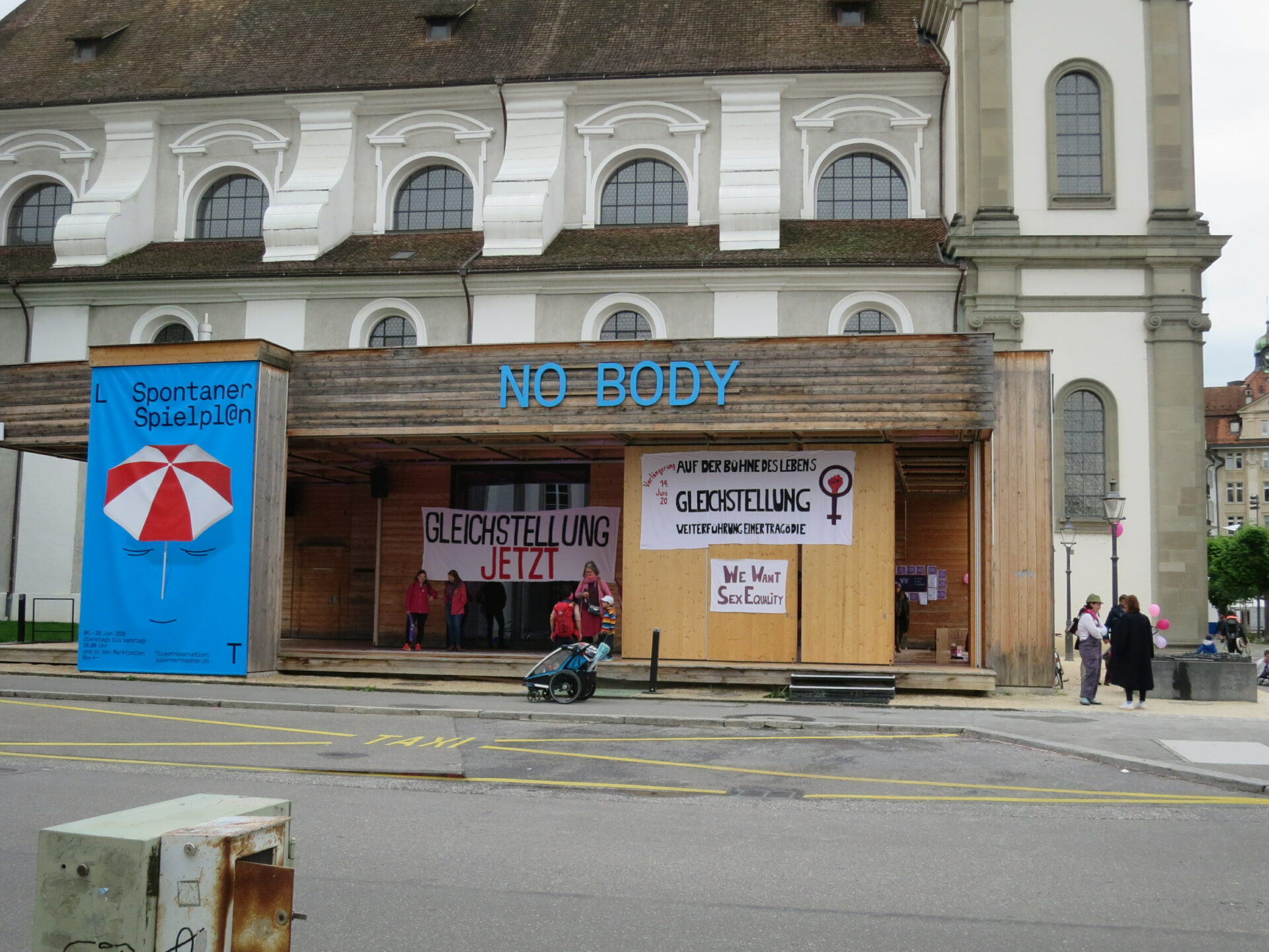 Erinnerung an den Frauenstreik 2019 beim Theater-Pavillon in Luzern. Foto: Elisabeth Aeberli