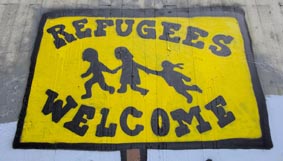 Refugees welcome (Flüchtlinge willkommen), Graffiti an einer Bahnüberführung in Norddeutschland © presse-bild-poss