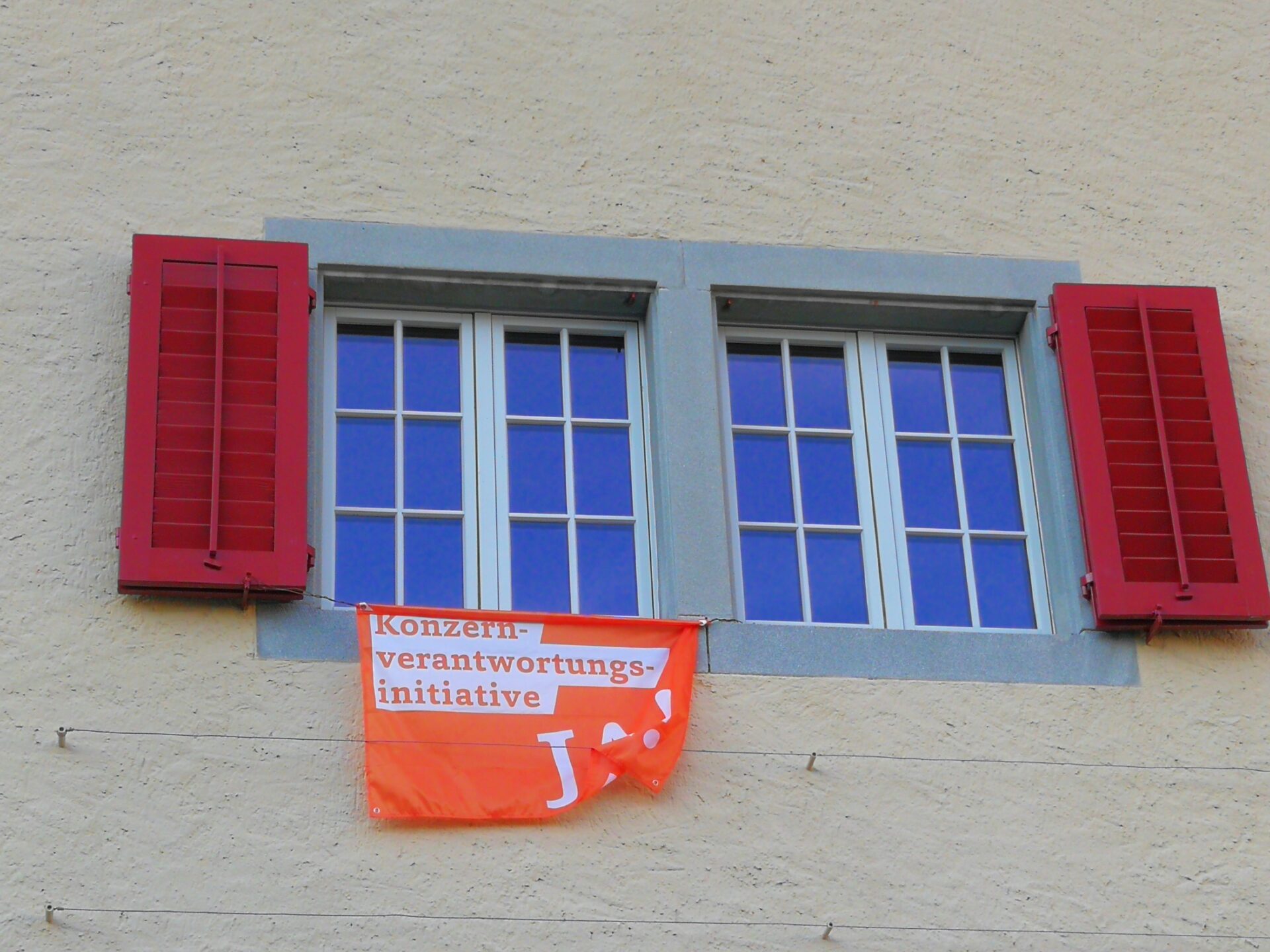 KVI Fahne an einem Klosterfenster in Wesemlin © GFX, 2020.