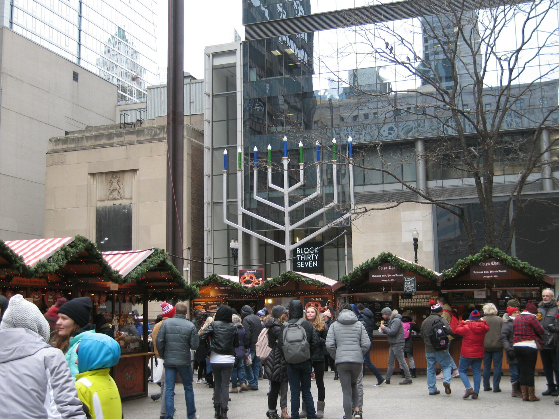 Chanukka-Leuchter am Weihnachtsmarkt 2018 in Chicago. Foto: Elisabeth Aeberli