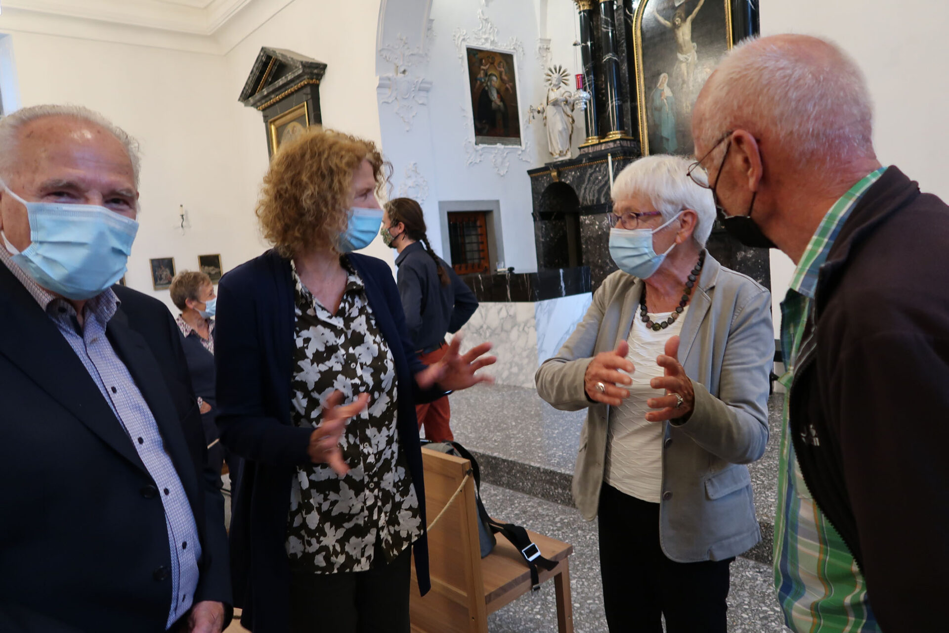Anne-Marie Holenstein (zw.v.r.) während der Buchvernissage im Gespräch mit Gästen  © Walter Ludin