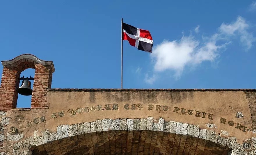 Bild Quelle https://www.lopesancostabavaro.com/de/blog/entdecken/dominikanische-republik-flagge/