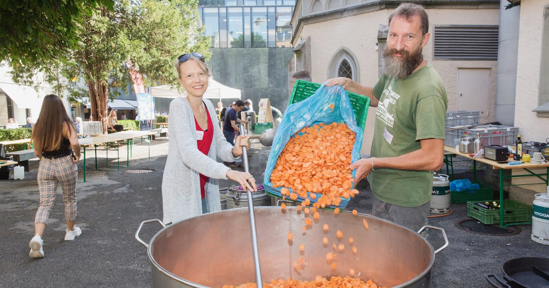 Aktion von foodwaste.ch in Luzern - «Luzern tischt auf» – Aus Liebe zum Essen. Schnippel-Disco vor der Matthäuskirche in Luzern. Bild: Mischa Christen