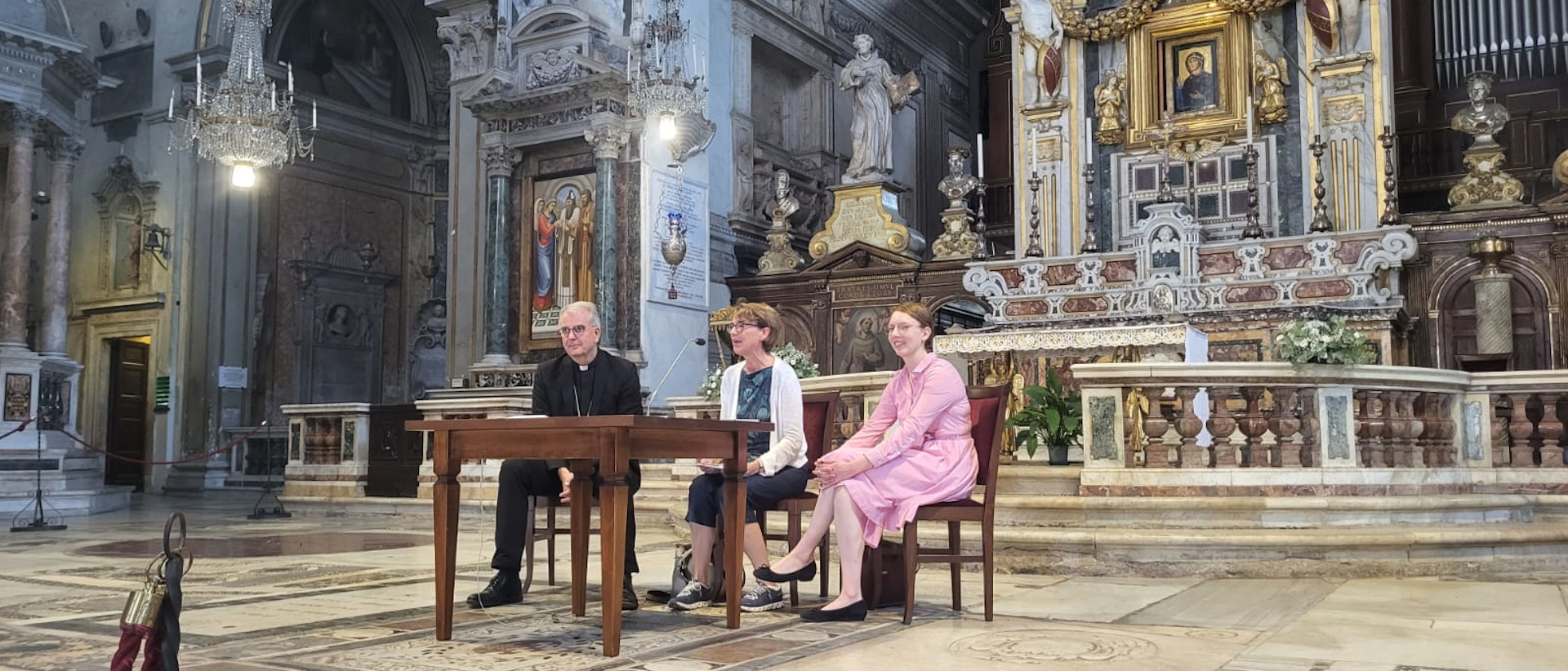 Helena Jeppesen-Spuhler (Mitte) an den vorbereitenden Exerzitien zur Synode in Rom