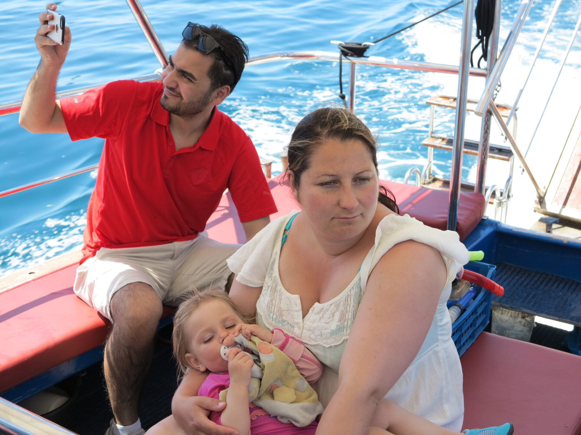 Osteuropäische Mutter mit Kind und Mann auf Kreta © Walter Ludin