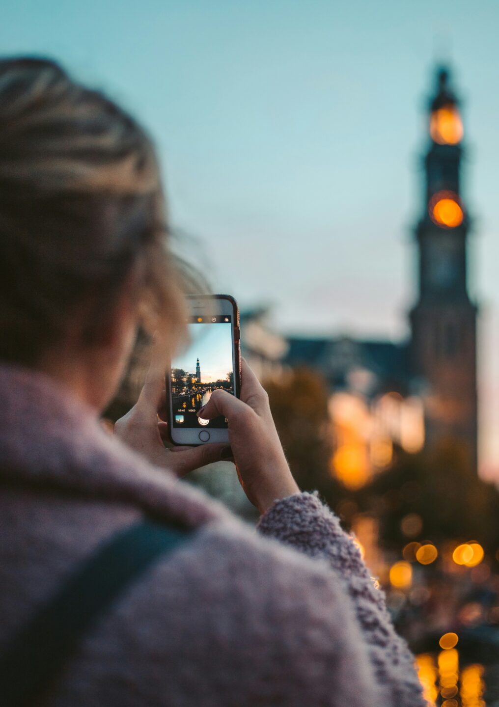 Frau fotografiert eine Kirche
