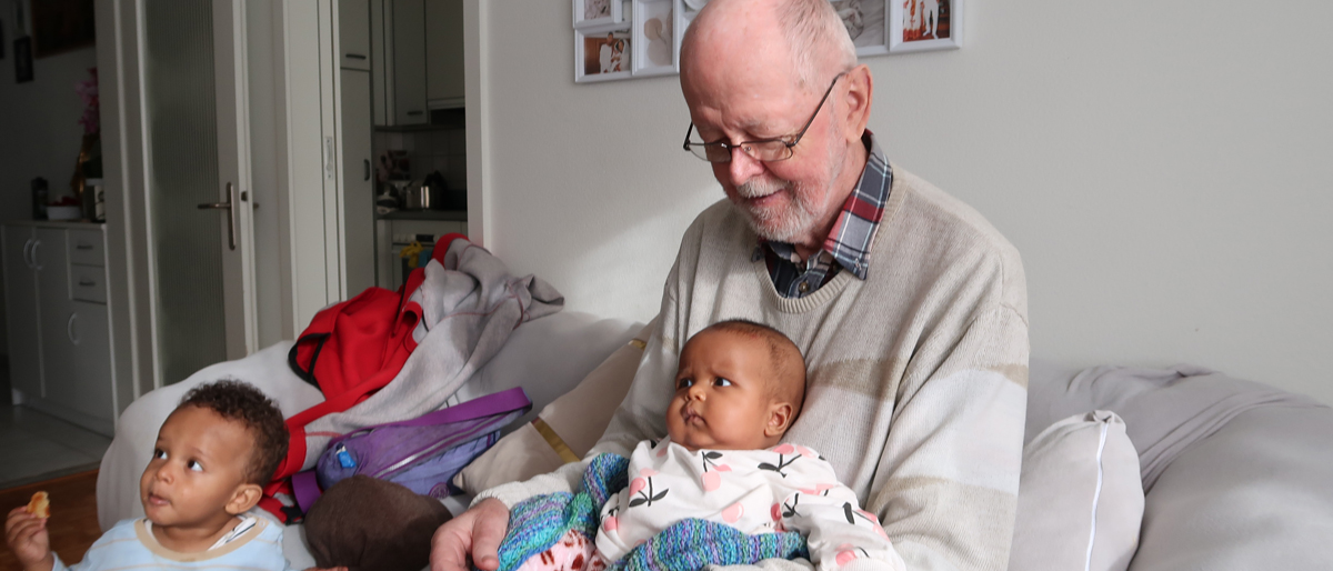 Schwarz und weiss: Der Autor mit eritreischen Kindern. © Walter Ludin